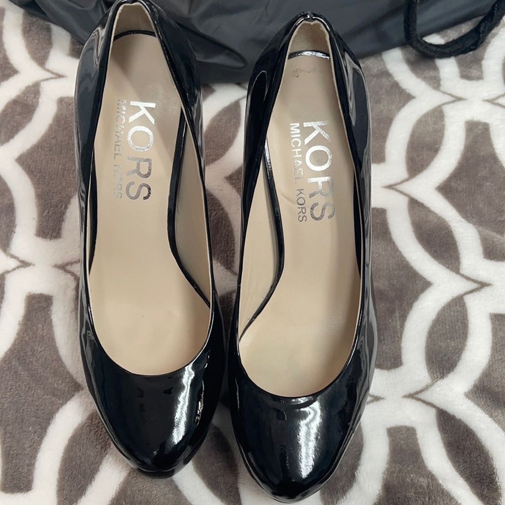 Michael Korea black closed toe heels